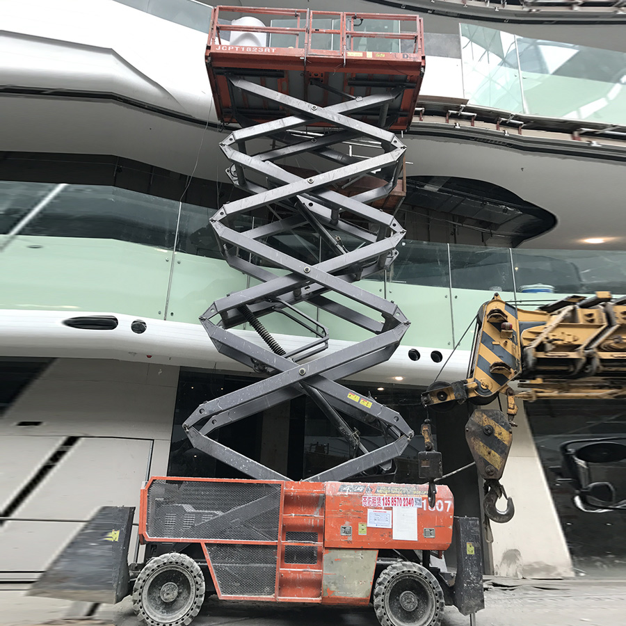 自行剪叉车