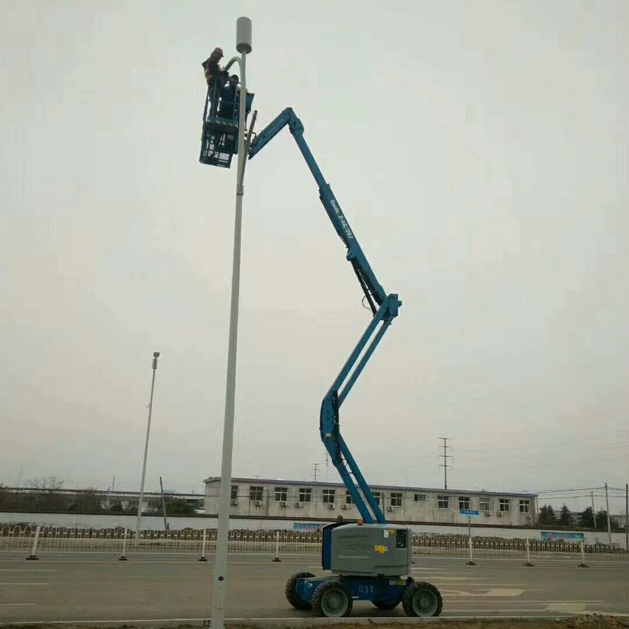 自行曲臂车